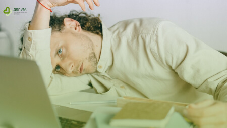 Мужчина положил голову на руку