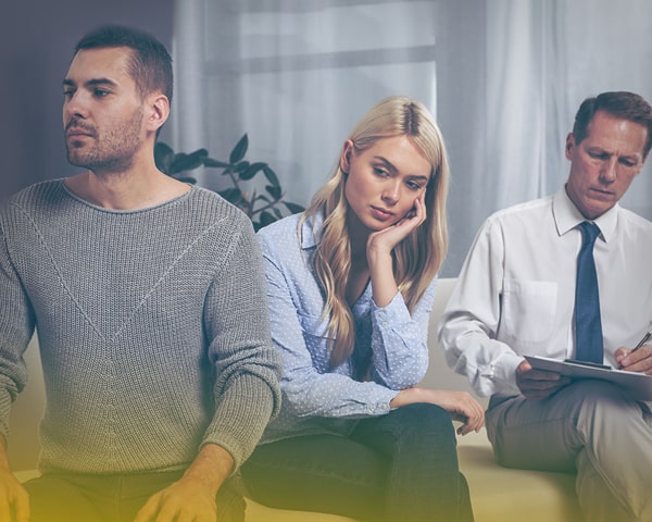 Женщина и мужчина сидят, отвернувшись друг от друга